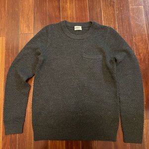 Non-smoking household. Sweater in good condition. 100% merino.